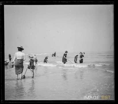 Famille et enfants à la plage (Granville)